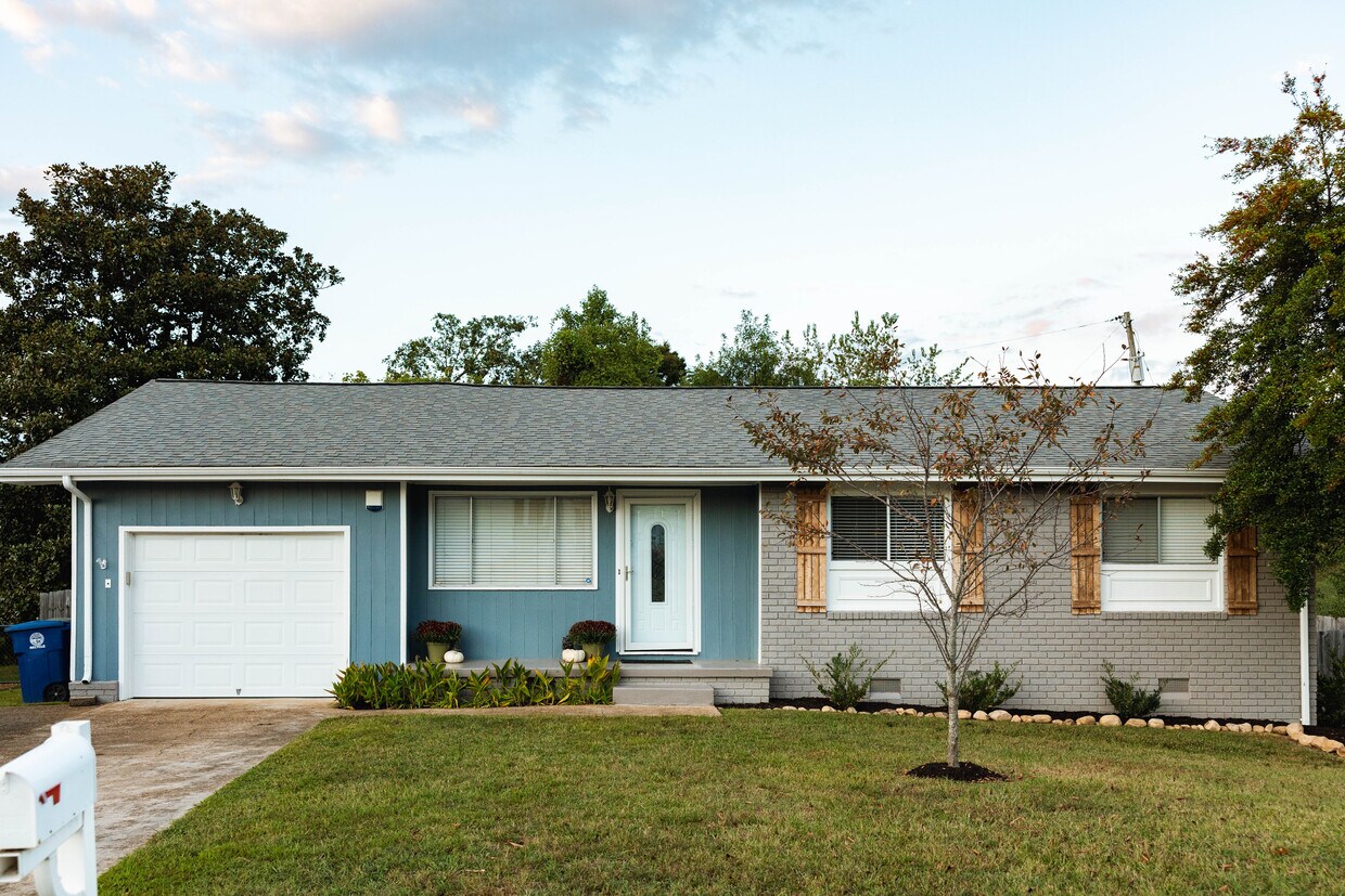 Primary Photo - 417 Forest Glen Dr