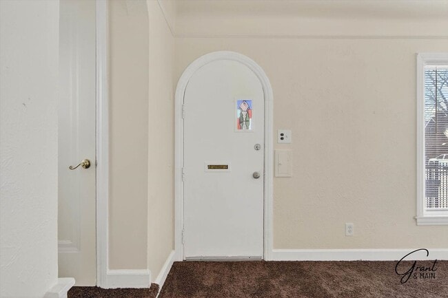 Building Photo - $1350 3 bedrooms