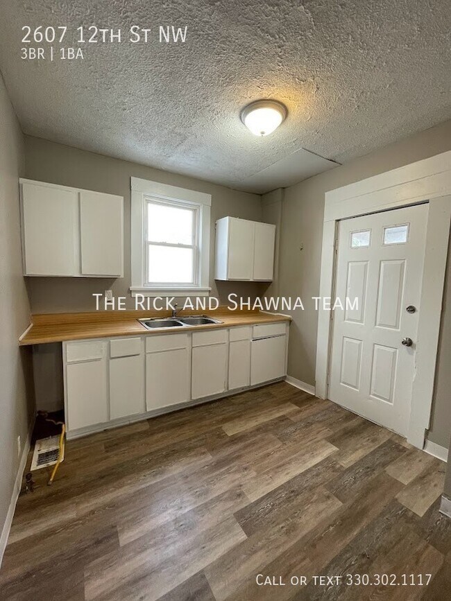 Building Photo - Three bedroom one bathroom home for rent