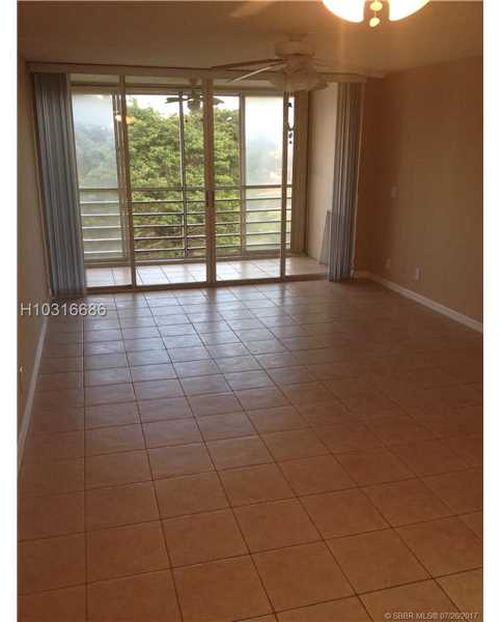 Building Photo - 9441 Evergreen Pl