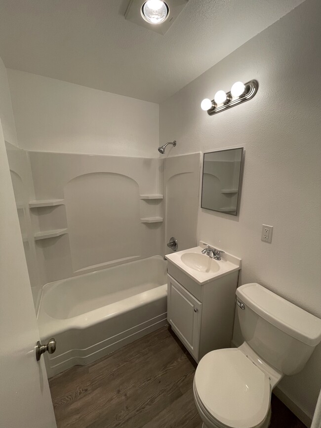 Full Bathroom - 5440 S Bell St