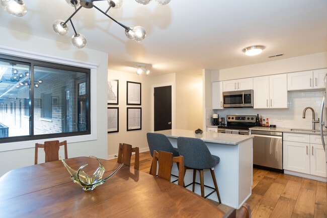 Kitchen - 1330 N La Salle Dr