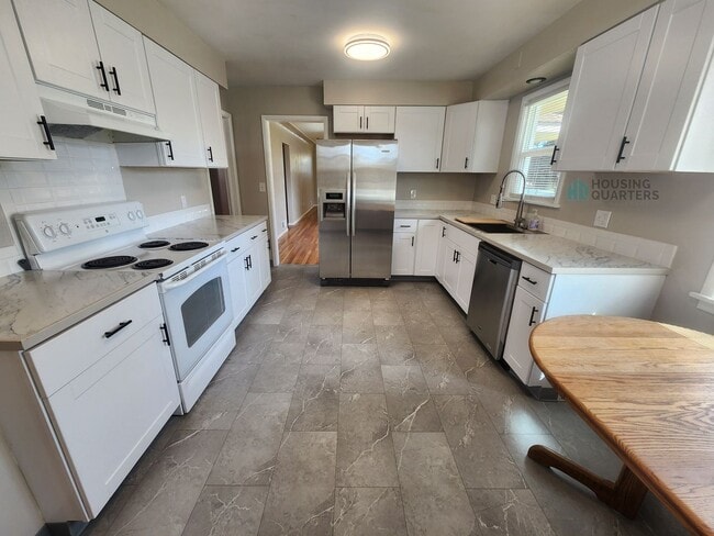Building Photo - Beautiful single family home just minutes from Argonne and Upriver Drive!