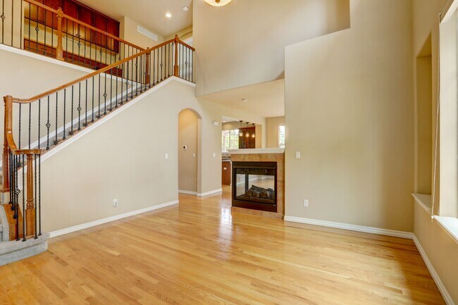 Foto del edificio - Castlewood 4 Bedroom Home (Available Immed...