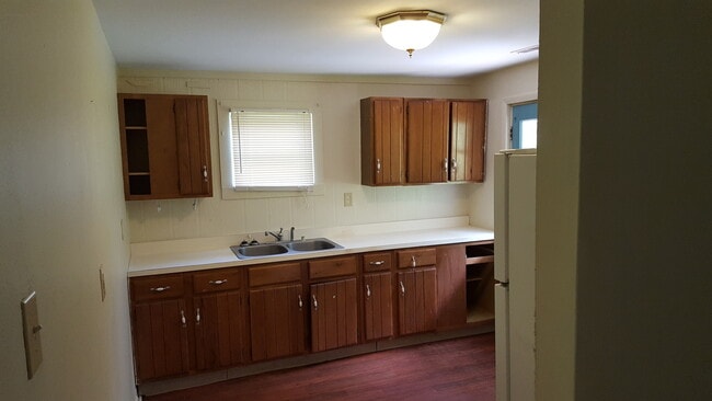 Building Photo - 2 bedroom, 1 bath house Available June 2024