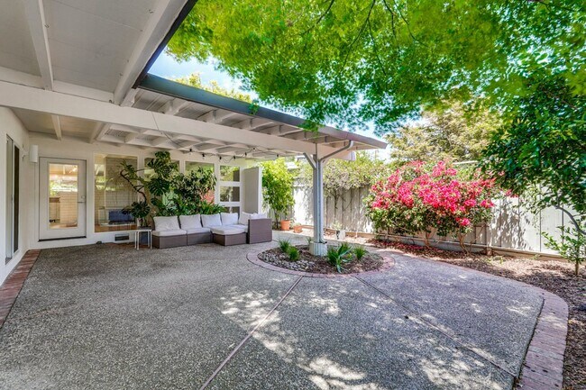 Foto del edificio - 3 Bed 2 Bath Mackay Home in Desirable Mont...