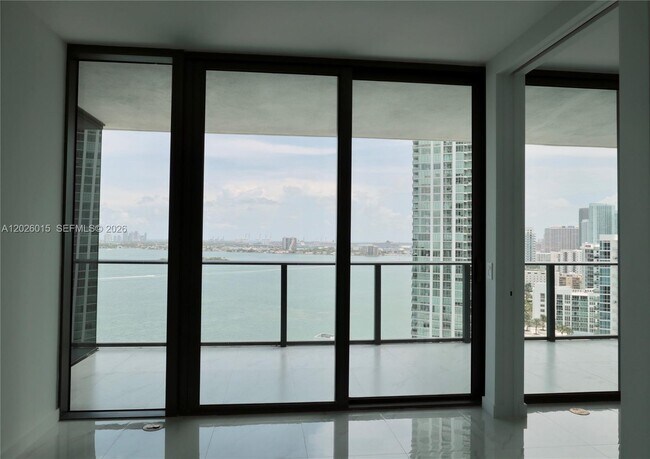 Foto del edificio - 650 NE 32nd St