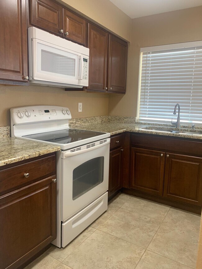 Building Photo - 829 S Casitas Dr