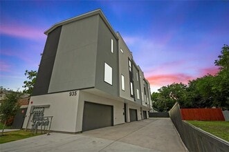 Building Photo - 935 W Twelfth St