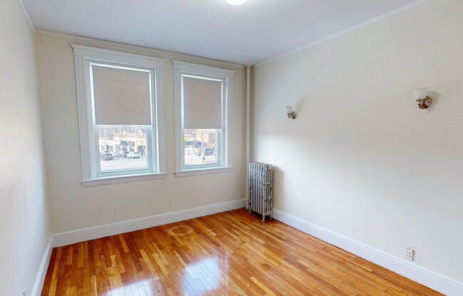 Building Photo - Avl NOW - No fee! Split 3BR near Cleveland Circle, B/C/D trains