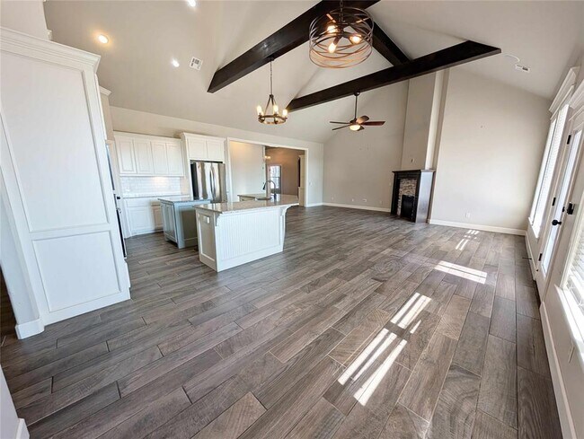 Foto del edificio - 17428 Locust Grove Ln