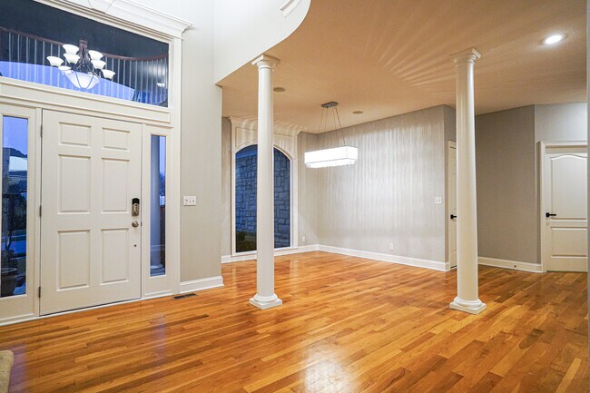 Building Photo - 6308 N Cypress Ave