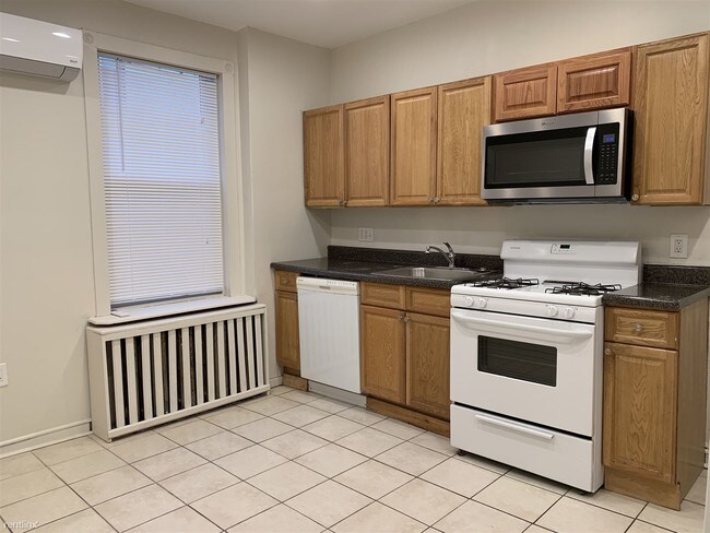 Building Photo - 2 br, 1 bath Townhome - 921 N Randolph Street