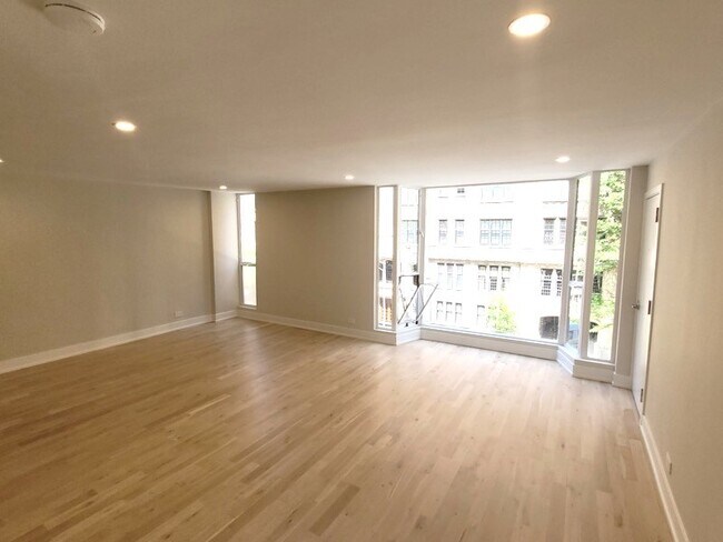 Foto del edificio - 227 E Walton Pl
