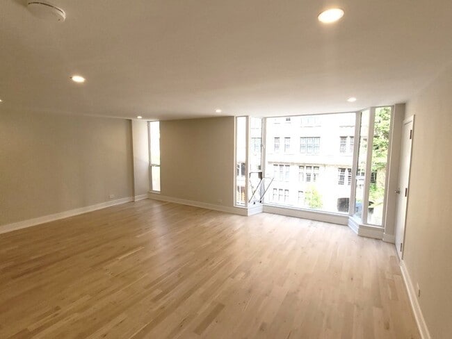 Building Photo - 227 E Walton Pl