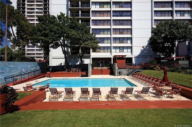 Pool - 450 W 7th St