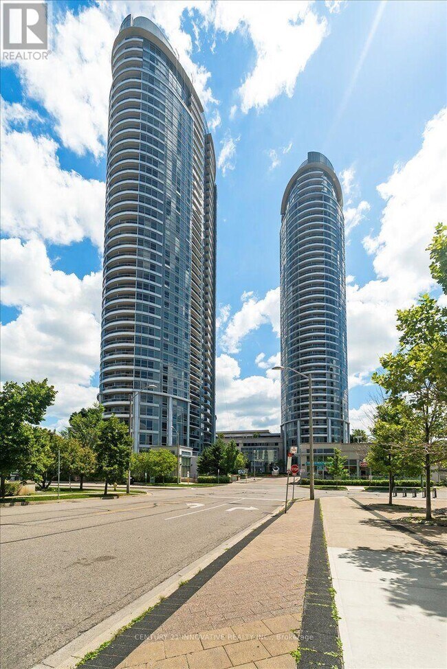 Building Photo - 125 Village Green Square