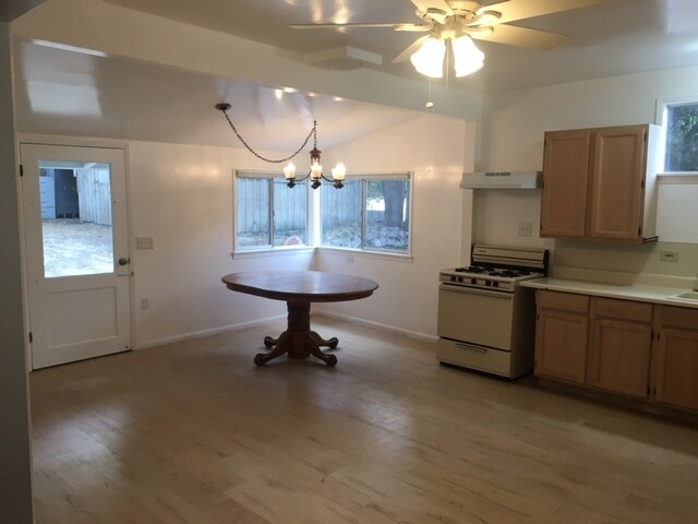 Dining Area - 28515 Highway 79