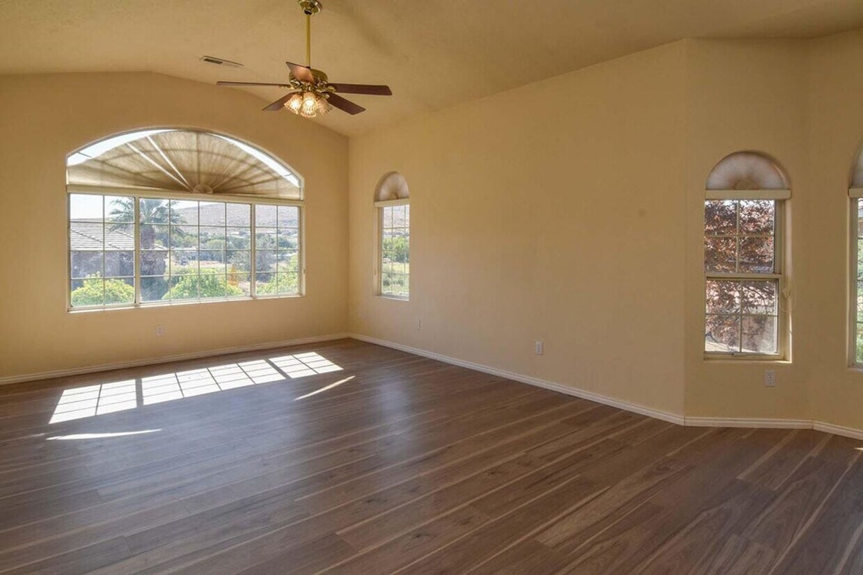 Foto principal - Cozy 4 Bedroom 2 Bathroom Home
