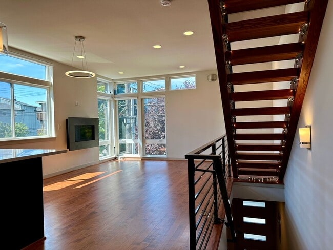 Building Photo - Luxury Green Lake Townhouse