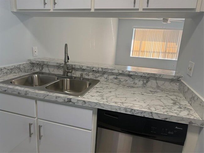 Building Photo - 9930 Twin Lakes Dr