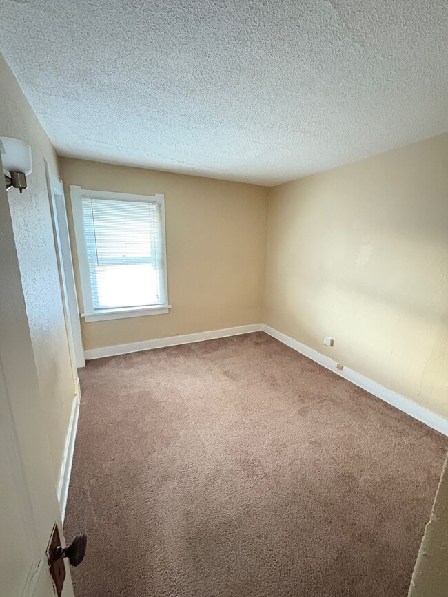 Building Photo - 1380 Berdan Ave