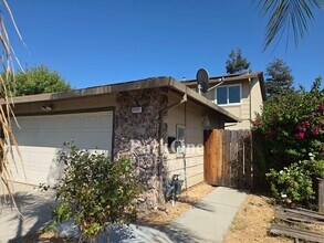 Building Photo - 2127 Dogwood Way