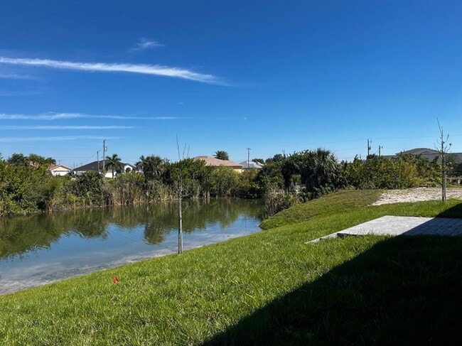 Building Photo - Waterfront property on the fresh water can...