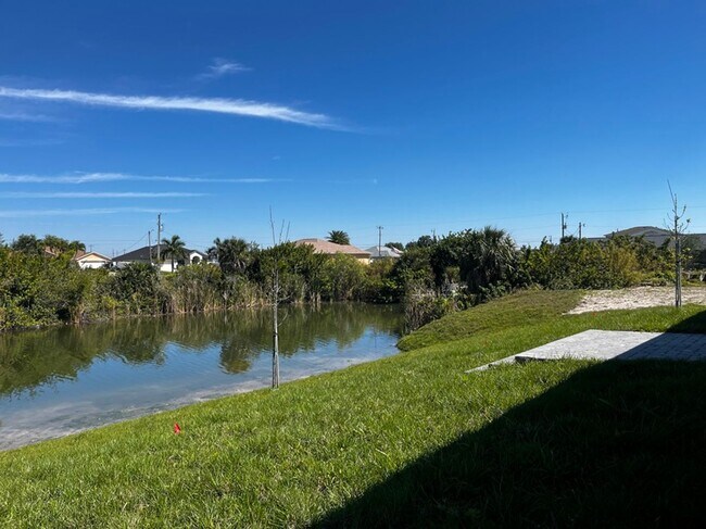 Foto del edificio - Waterfront property on the fresh water can...
