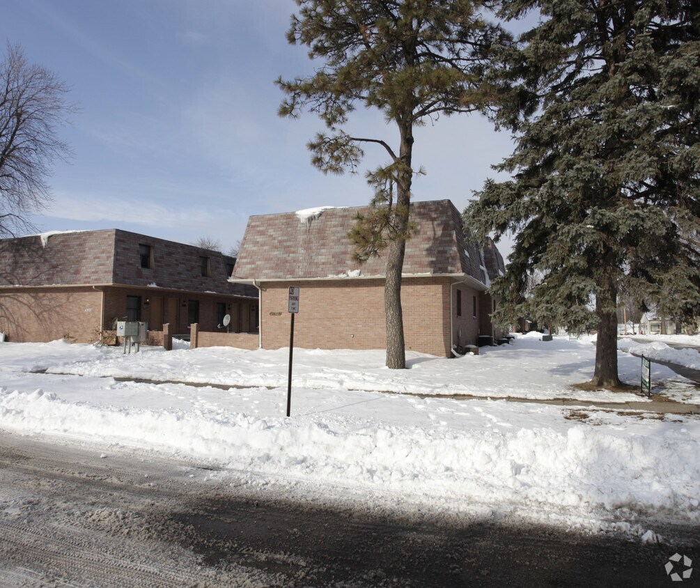 Building Photo - 4928 Dudley St
