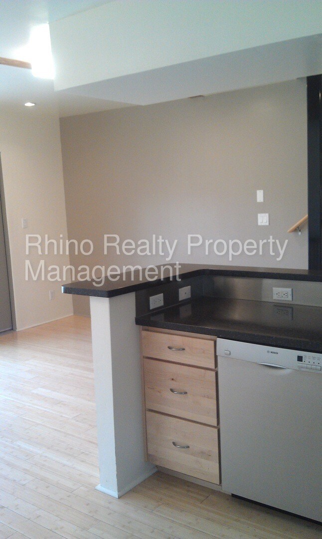 Building Photo - Downtown Loft! All the amenities
