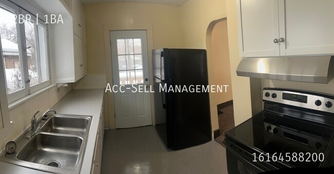 Building Photo - 836 Coit Ave NE