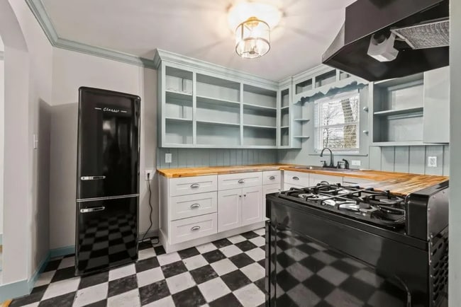 Kitchen - 1732 N Gregg Ave