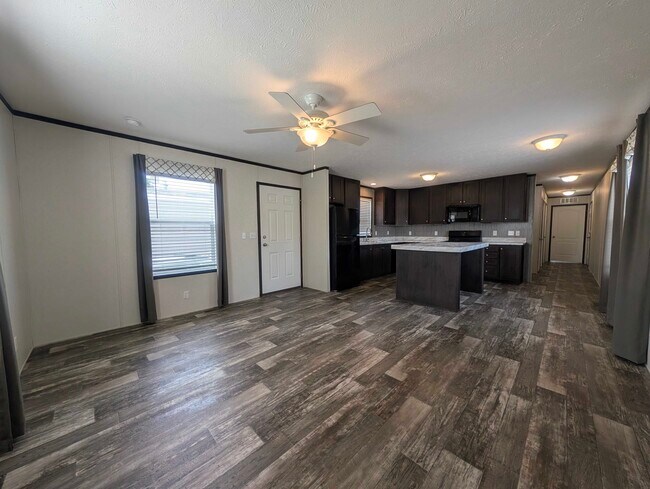 Foto del edificio - 15881 Villaire Ave