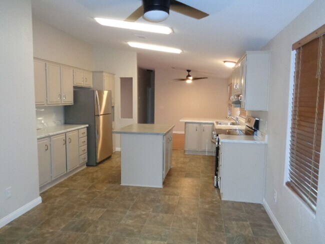 Building Photo - Terrific 3 bed/2 bath home with  ton of pr...