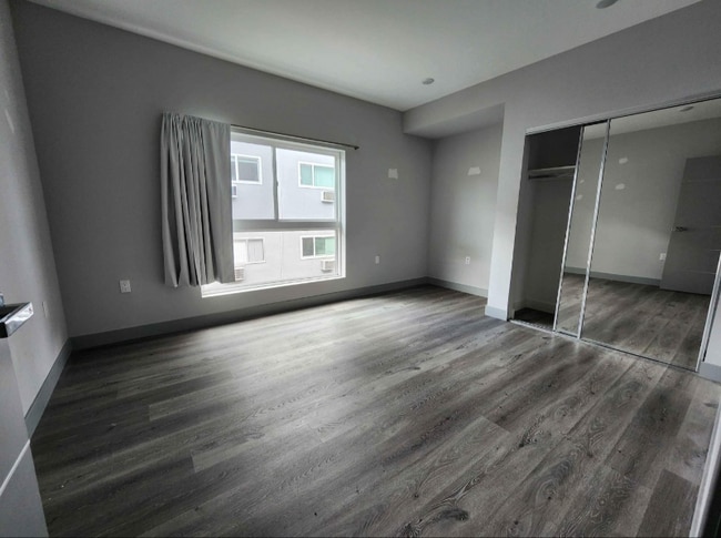 Foto del edificio - 7040 Woodman Ave