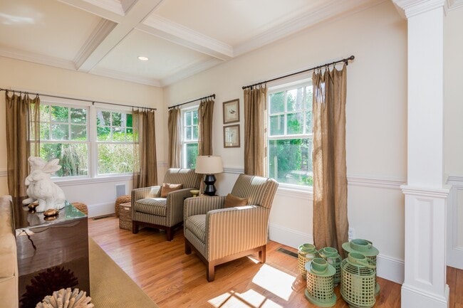 Building Photo - 10 Bay Colony Ct