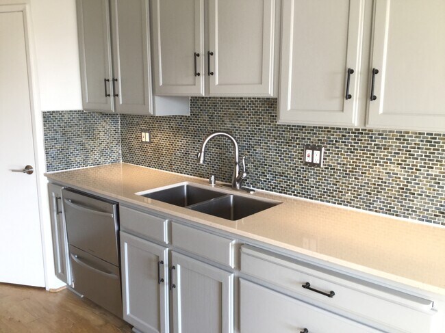 Kitchen - 516 San Vicente Blvd