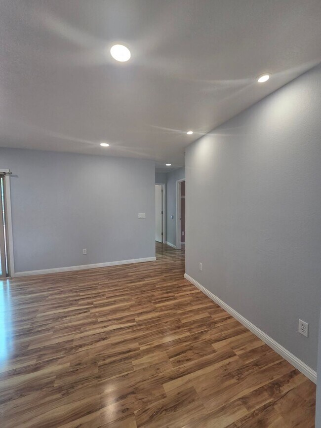 Building Photo - 3 Bedroom 2 Bathroom _ Move-in Specials Av...