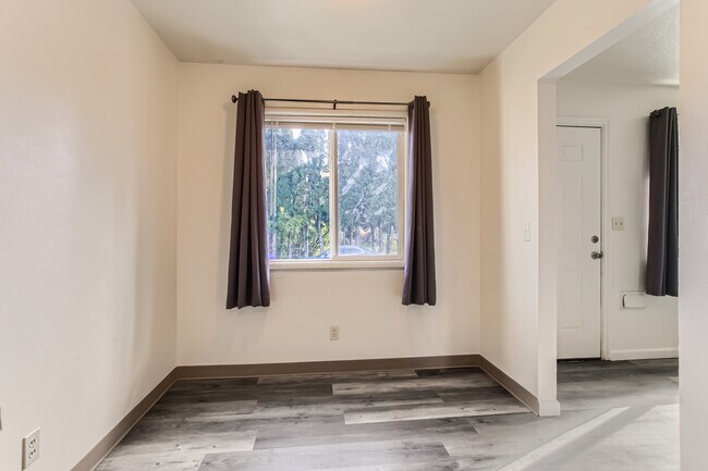 Dining Area - 715 NE 92nd Ave