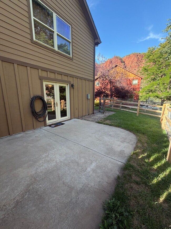 Foto del edificio - 4122 Sky Ranch Dr