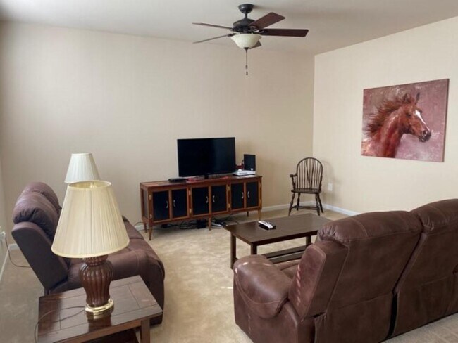 Foto del edificio - 135 Broomsedge Ln