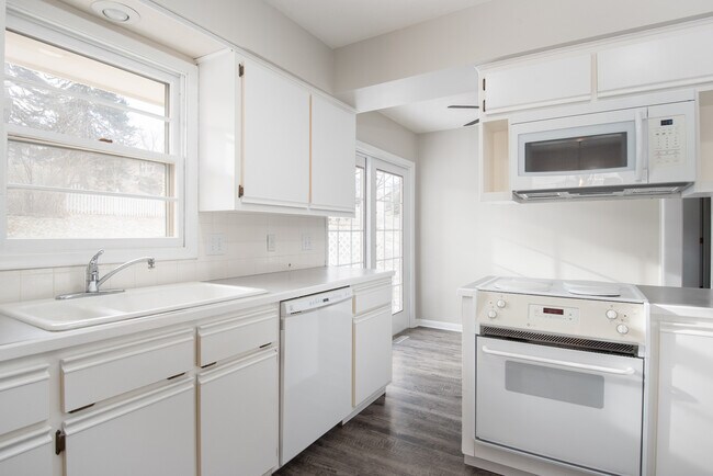 Kitchen - 9905 Pratt St