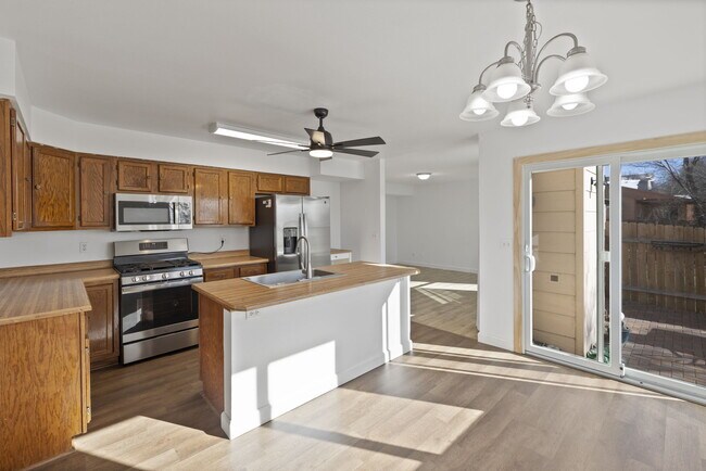 Foto del edificio - 825 Hubbell Dr