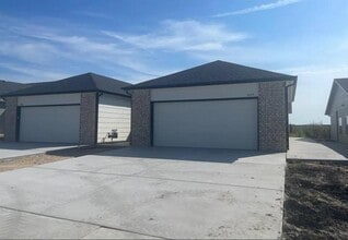 Building Photo - 5224 N Cypress Cir