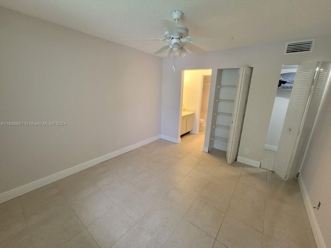 Foto del edificio - 10005 Winding Lake Rd