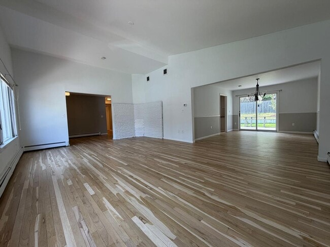 Foto del edificio - Spacious 5-Bedroom Home with Modern Features