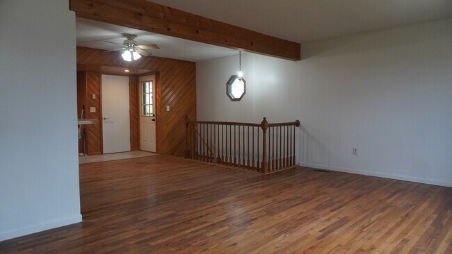 Building Photo - 463 Cloverdale NW