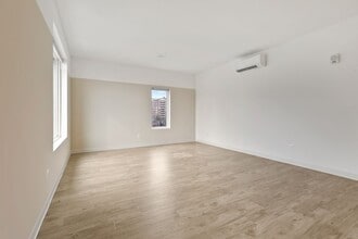 Interior Photo - Trinity St 906
