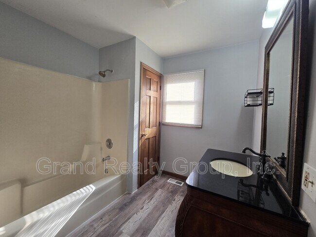 Building Photo - 307 N Rosedale Ct